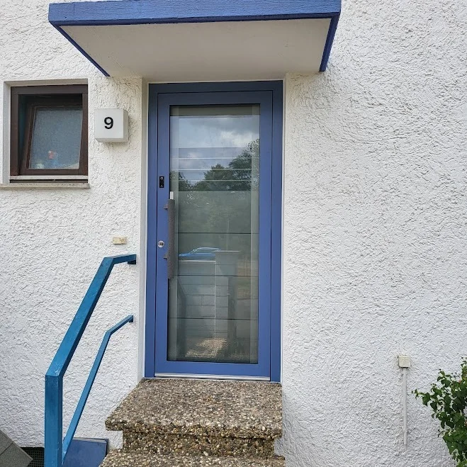 Aluminium-Haustür in RAL 5023 Fernblau