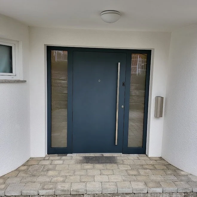 Aluminium-Haustür in RAL 7016 Anthrazitgrau mit zwei symmetrischen Seitenteilen aus Satinato-Glas