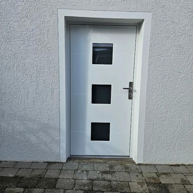 Aluminium-Haustür in RAL 9016 Verkehrsweiß · drei quadratische Glasausschnitte vertikal angeordnet