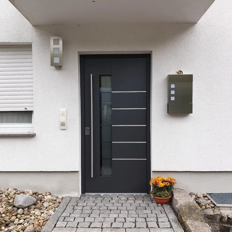 Anthrazit-Haustür am fertigen Einfamilienhaus