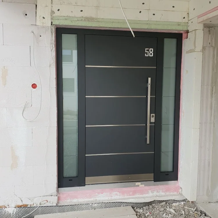 Anthrazit-Haustür mit Edelstahlstreifen im Neubau