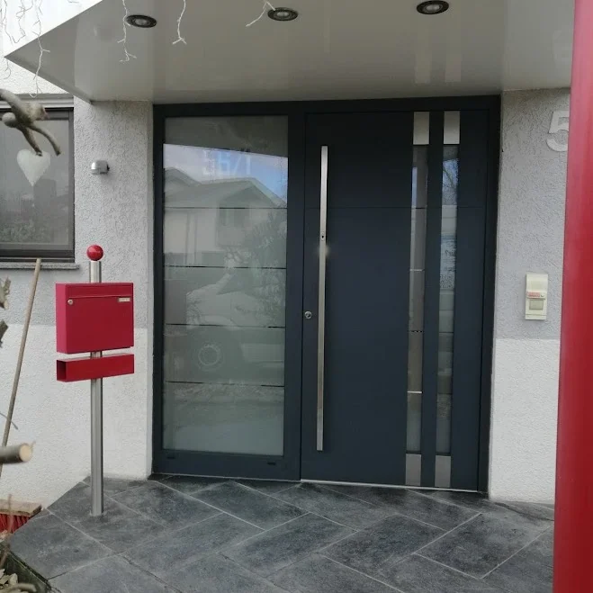 Anthrazit-Haustür mit Glas-Seitenteil und Edelstahl-Details