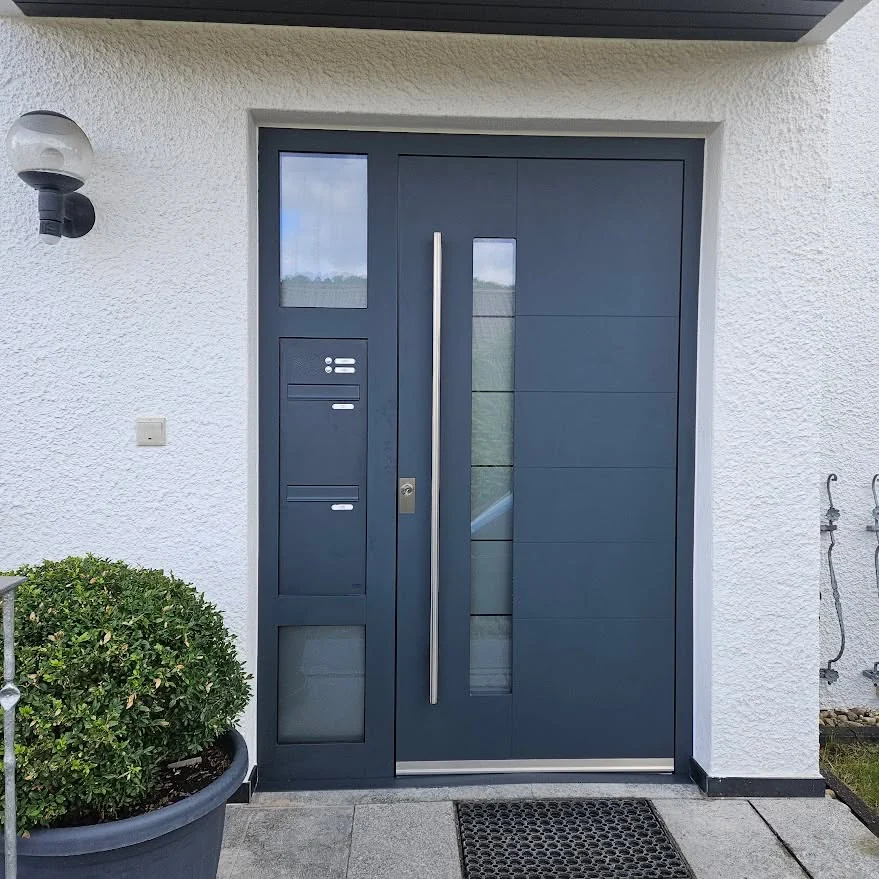 Anthrazit-Haustür mit integrierter Briefkastenanlage (Altbau-Sanierung)