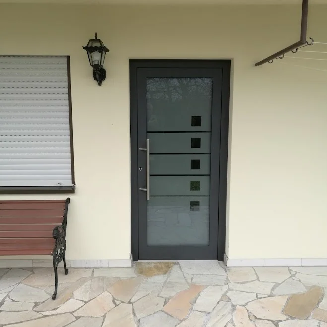 Anthrazit-Haustür mit Quadratglas-Design
