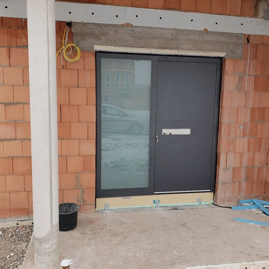 Anthrazit-Haustür mit Seitenteil im Neubau (Rohbau)