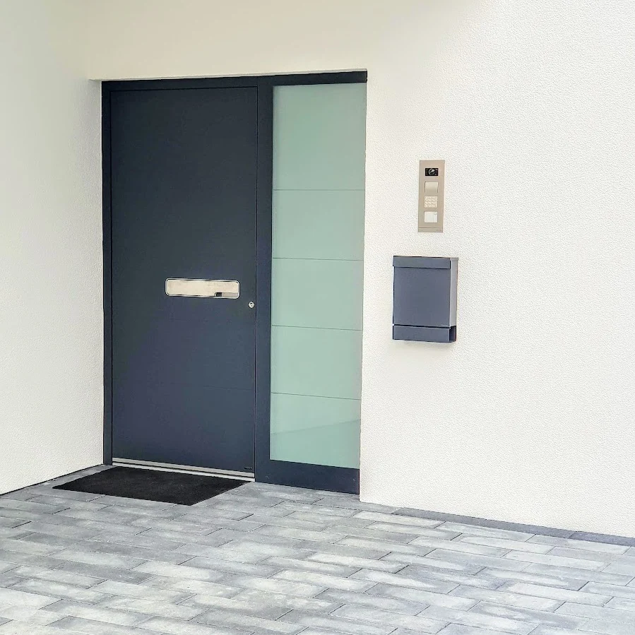 Anthrazit Haustür mit Seitenteil und Milchglas