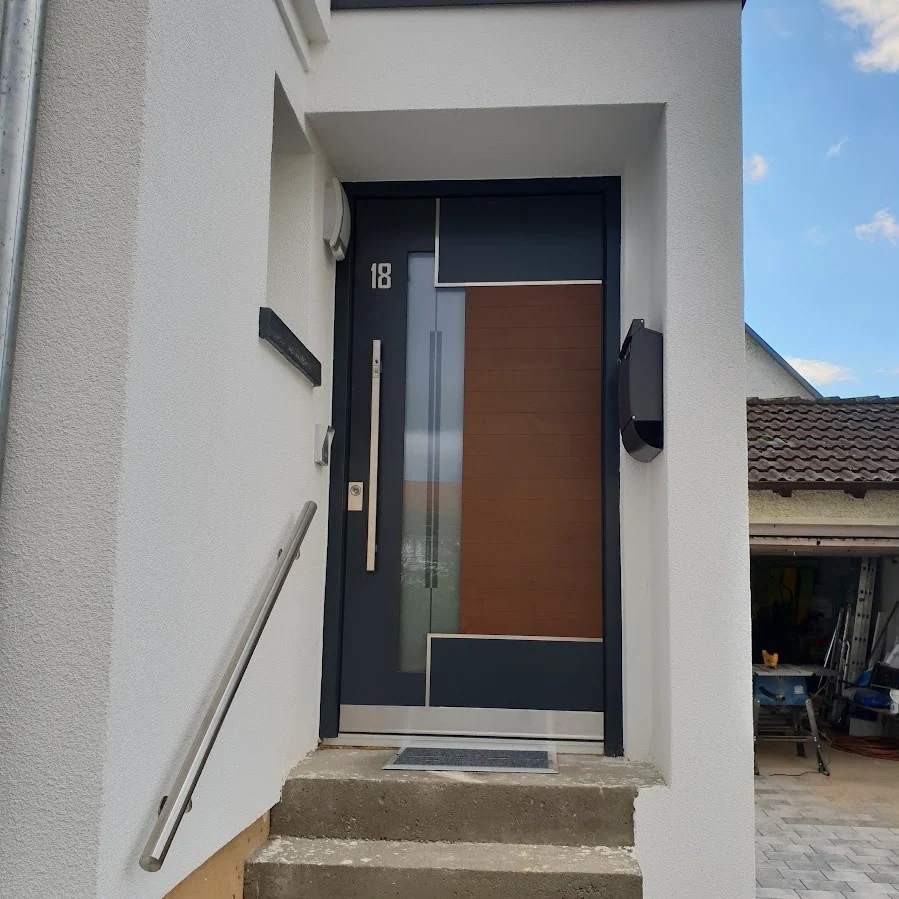 Anthrazit-Holzoptik Tür mit Glasstreifen am Neubau