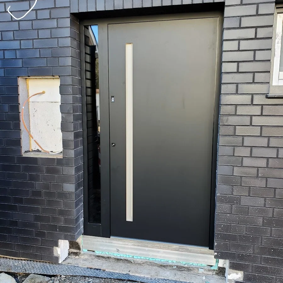 Anthrazit-Tür mit vertikalem Lichtausschnitt (Neubau Klinker)