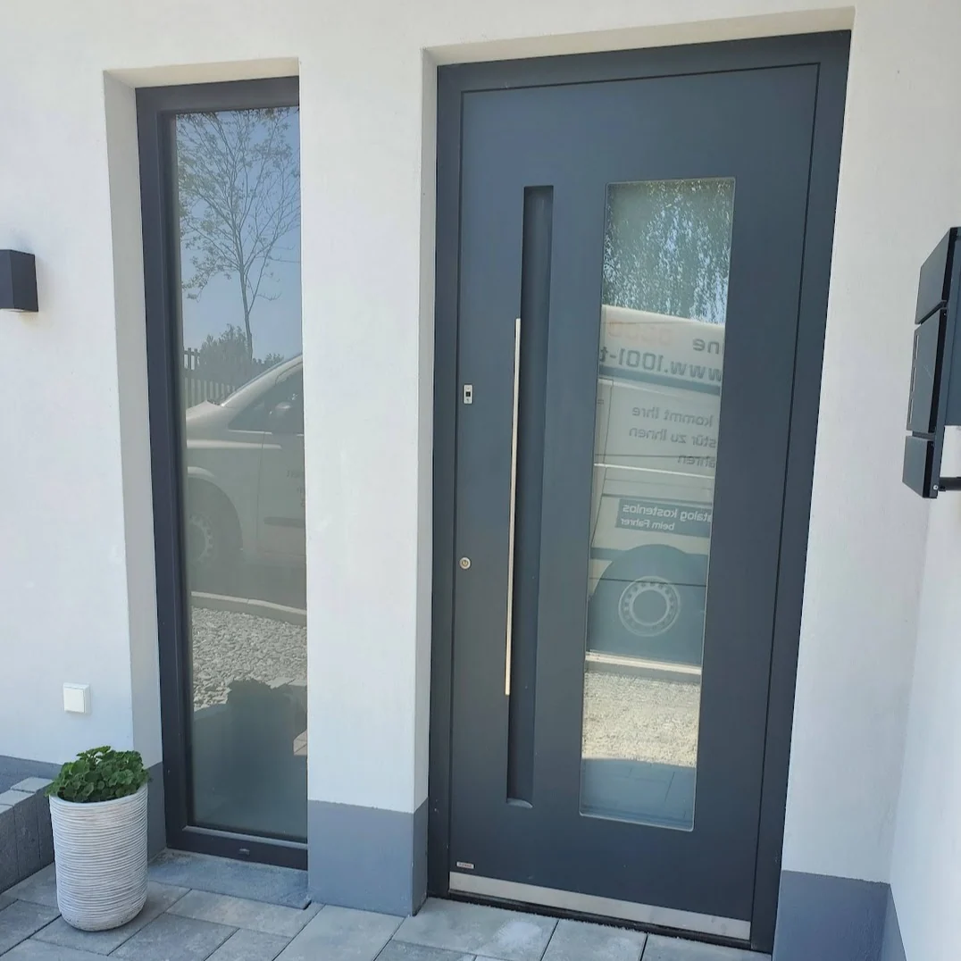 Anthrazite Haustür mit Seitenteil