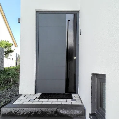 Anthrazitfarbene Haustür mit Querfugen und Lichtstreifen