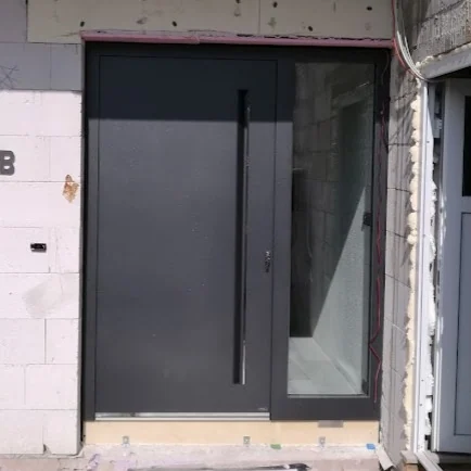 Anthrazitfarbene Inotherm Haustür mit großem Seitenteil im Rohbau