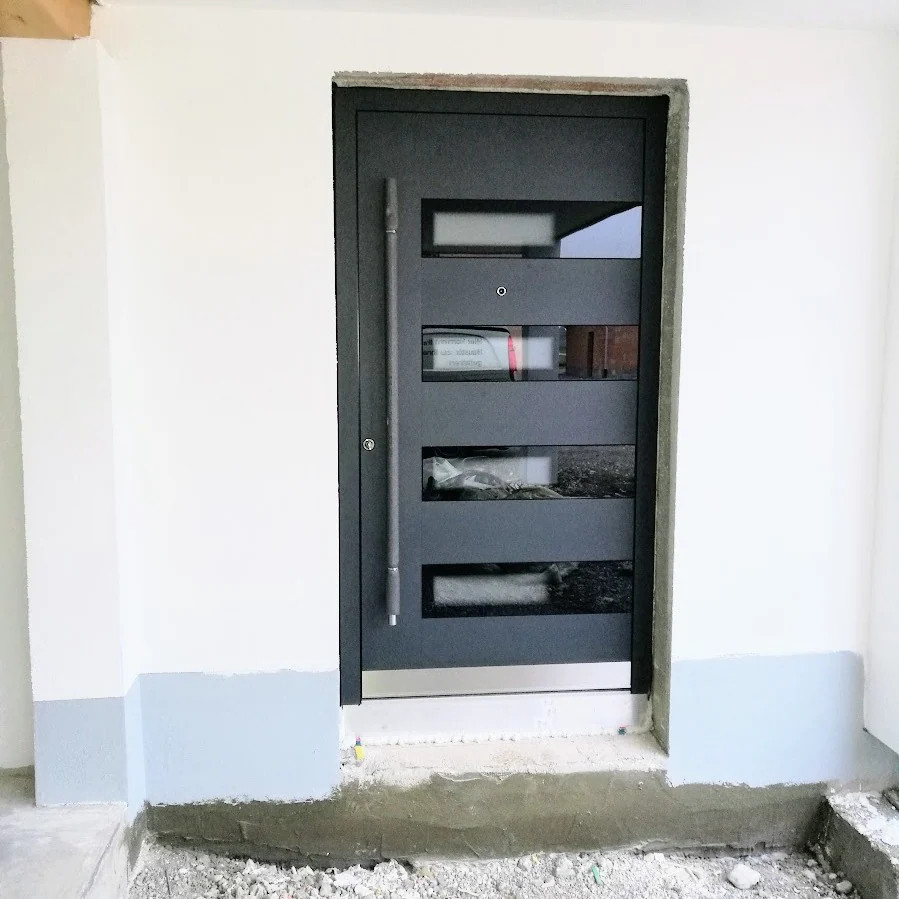 Anthrazitfarbene Inotherm Haustür mit schmalen Glasbändern