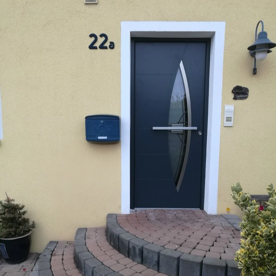 Dunkle Designtür mit spitz zulaufendem Glasfeld