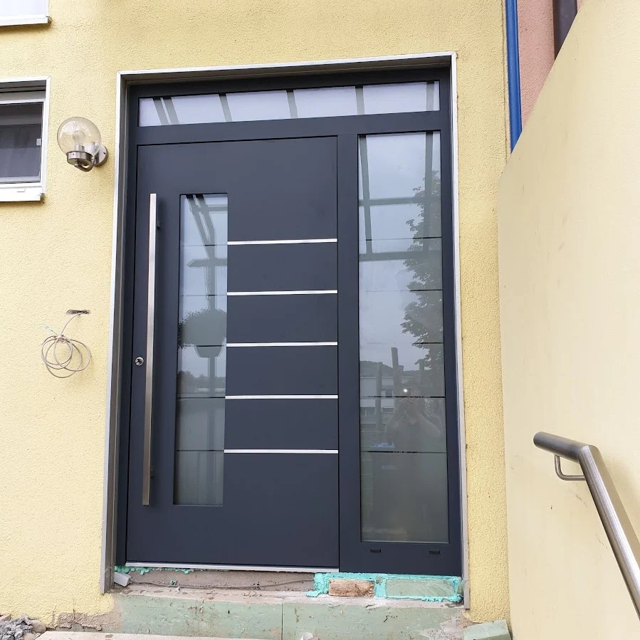 Dunkle Eingangsanlage mit Oberlicht und Seitenteil