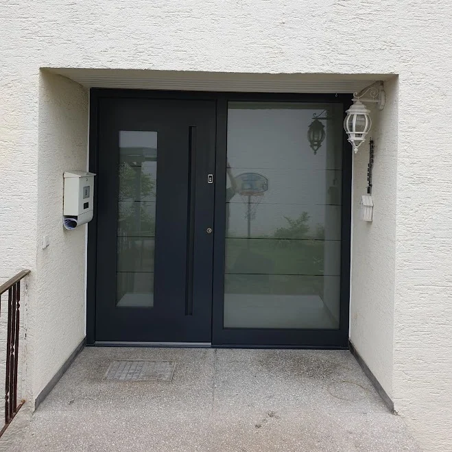 Dunkle Haustür mit breitem Glas-Seitenteil