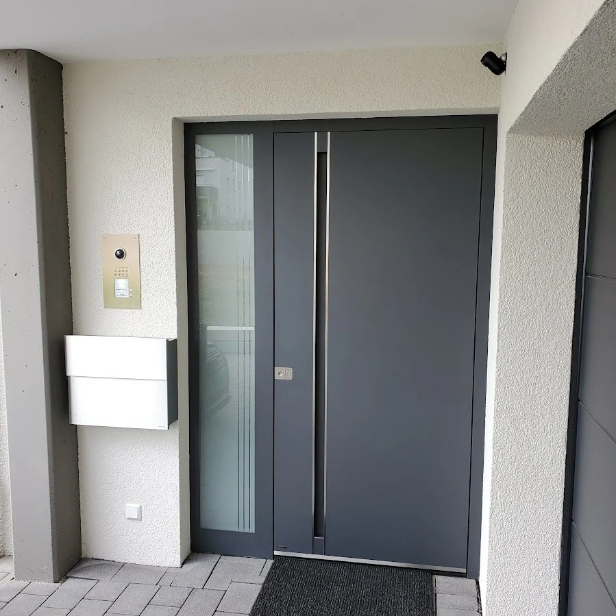 Dunkle Haustür mit schmalem Glasseitenteil