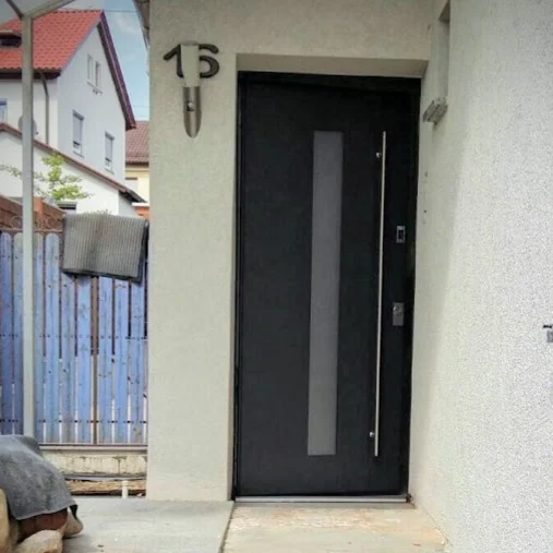 Dunkle Haustür mit schmalem senkrechtem Glasfeld