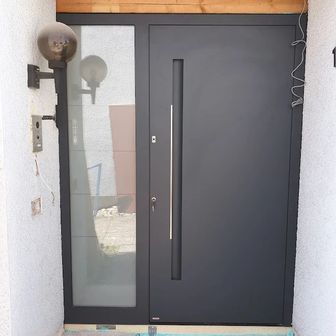 Dunkle Haustür mit Seitenteil während der Montage