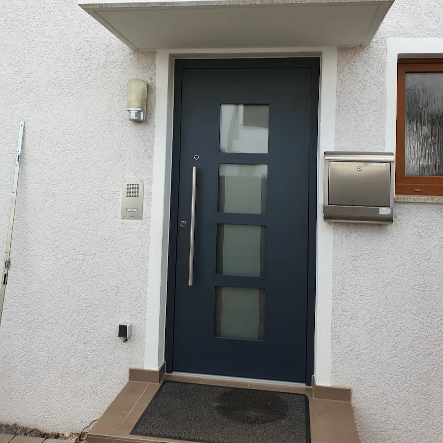 Dunkle Haustür mit vier quadratischen Glasfeldern