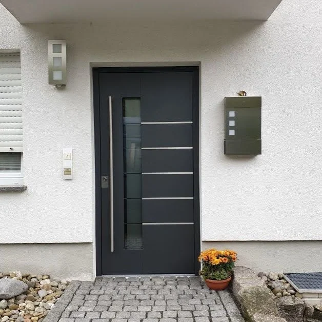 Dunkle Haustür mit waagerechten Glasstreifen