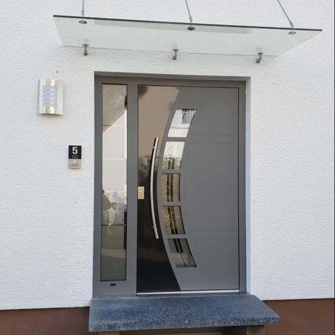 Graue Haustür mit Bogenverglasung und Seitenteil