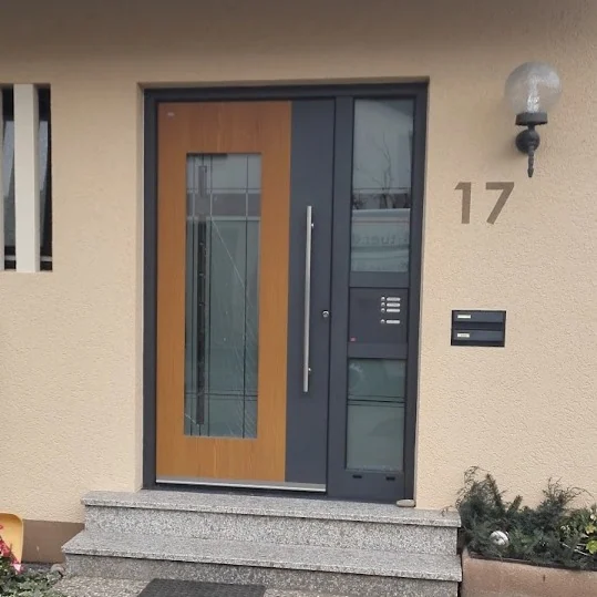 Haustür in Anthrazit und Holzoptik mit Seitenteil