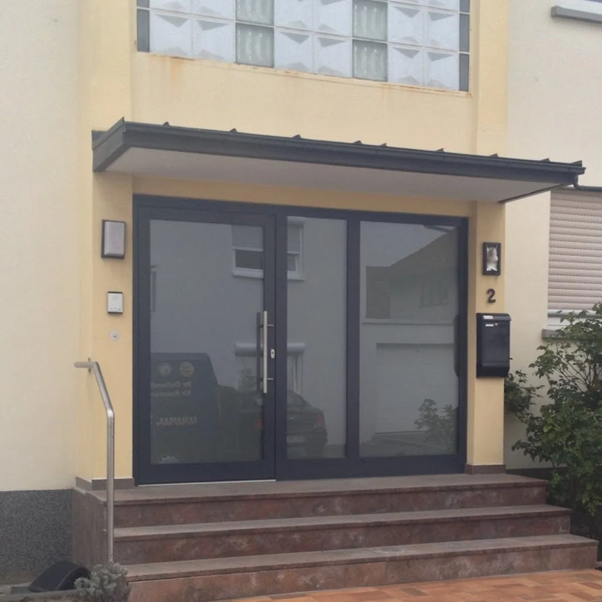 Haustür mit Seitenteilen im Altbau