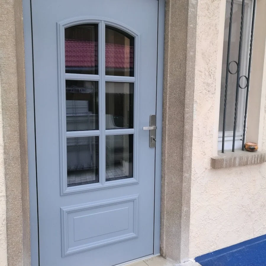 Hellblaue Landhausstil-Tür im Altbau mit Rundbogen