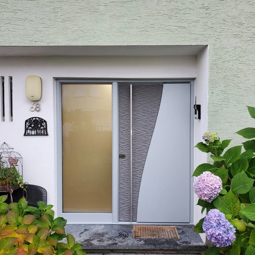 Hellgraue Designtür mit gebogenem Glasausschnitt