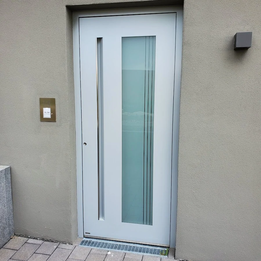Hellgraue Haustür mit großem rechteckigem Glasfeld