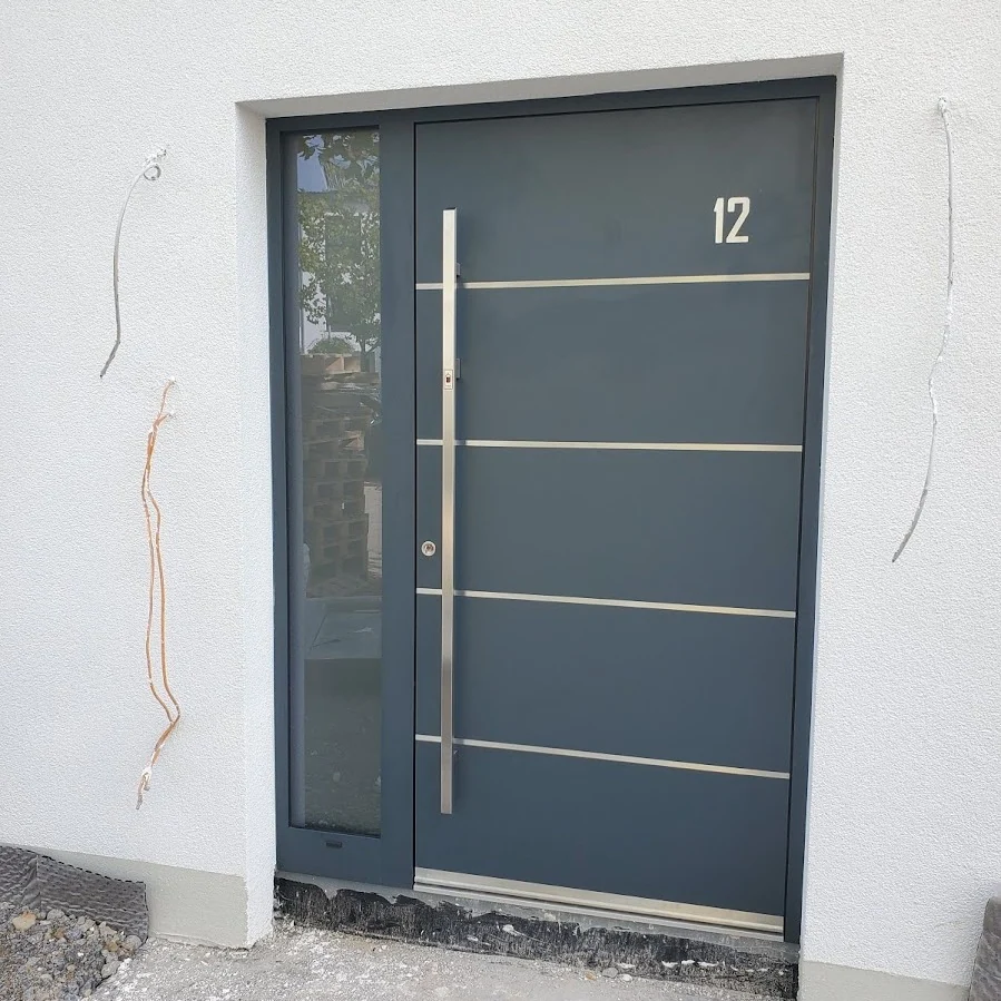 Inotherm AGE 1044 · DB703 Eisenglimmer, horizontale Edelstahlstreifen, Neubau