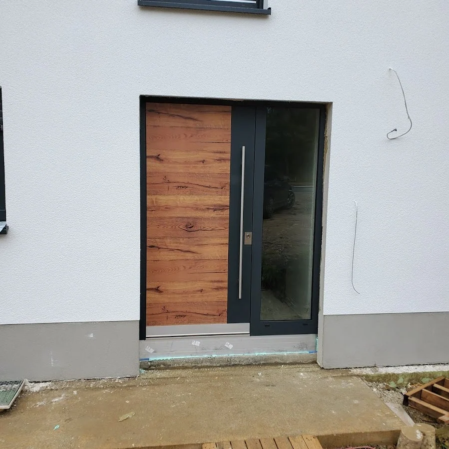 Inotherm AGE · Holzdekor Eiche, dunkelgrauer Rahmen und Seitenteil, Neubau