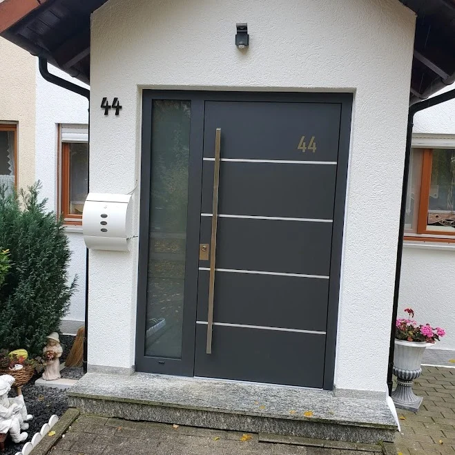 Inotherm AGE-Serie | Anthrazit mit horizontalen Edelstahlstreifen