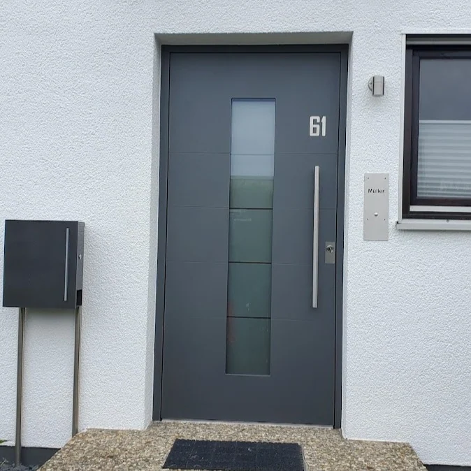 Inotherm AGE-Serie in RAL 7016 Anthrazitgrau mit elegantem vertikalen Glasausschnitt