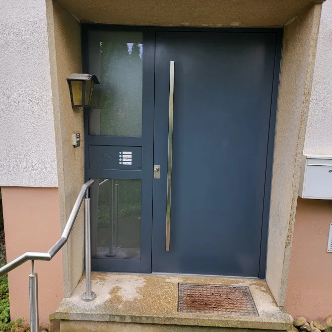 Inotherm Aluminium-Haustür in RAL 7016 Anthrazitgrau mit integriertem Klingeltableau im Seitenteil
