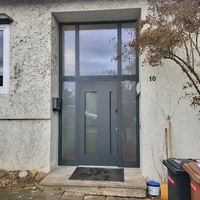 Inotherm Aluminium-Haustür in RAL 7016 Anthrazitgrau mit zwei Seitenteilen und Oberlicht