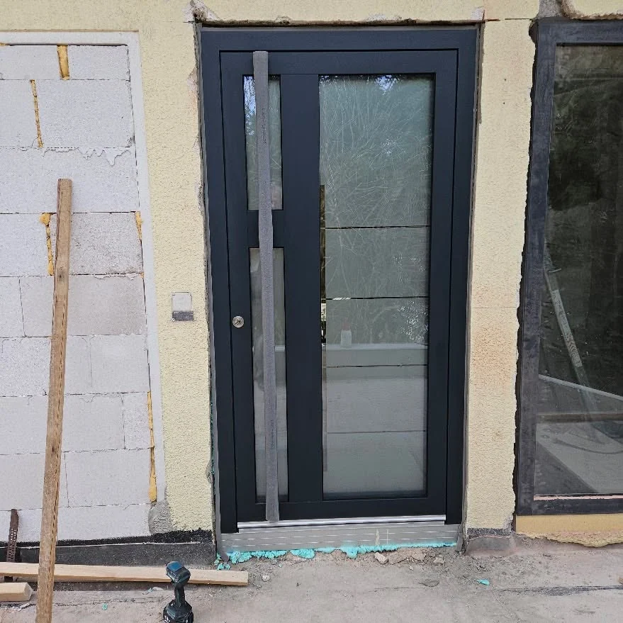 Inotherm Aluminium-Haustür in RAL 9005 Tiefschwarz (matt)