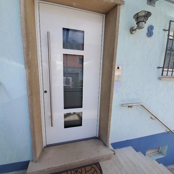 Inotherm Aluminium-Haustür in RAL 9016 Verkehrsweiß