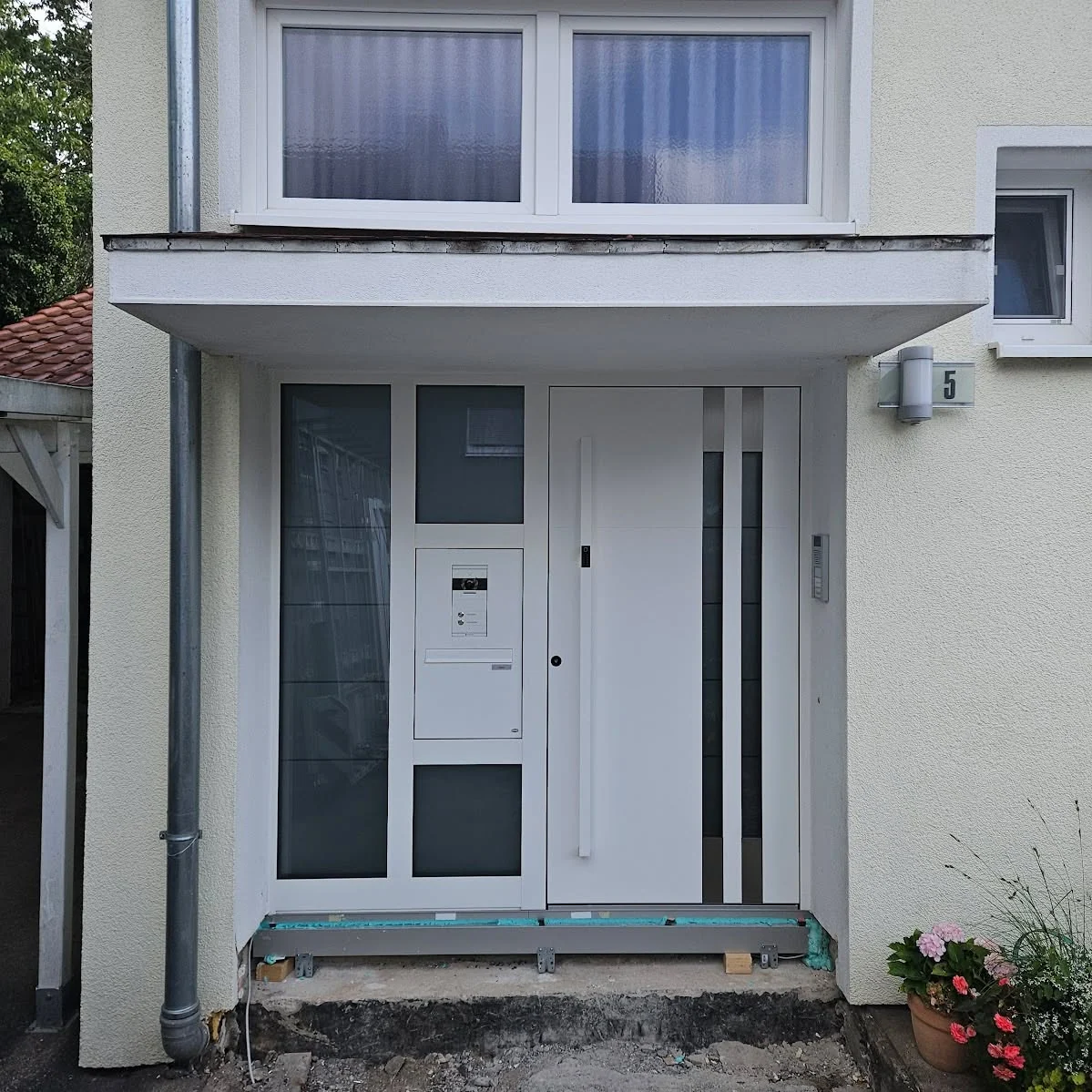 Inotherm Aluminium-Haustür in RAL 9016 Verkehrsweiß mit beidseitigen Seitenteilen