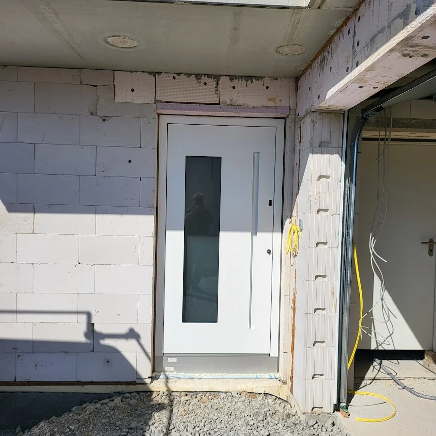 Inotherm Aluminium-Haustür in RAL 9016 Verkehrsweiß mit großem satiniertem Glasausschnitt
