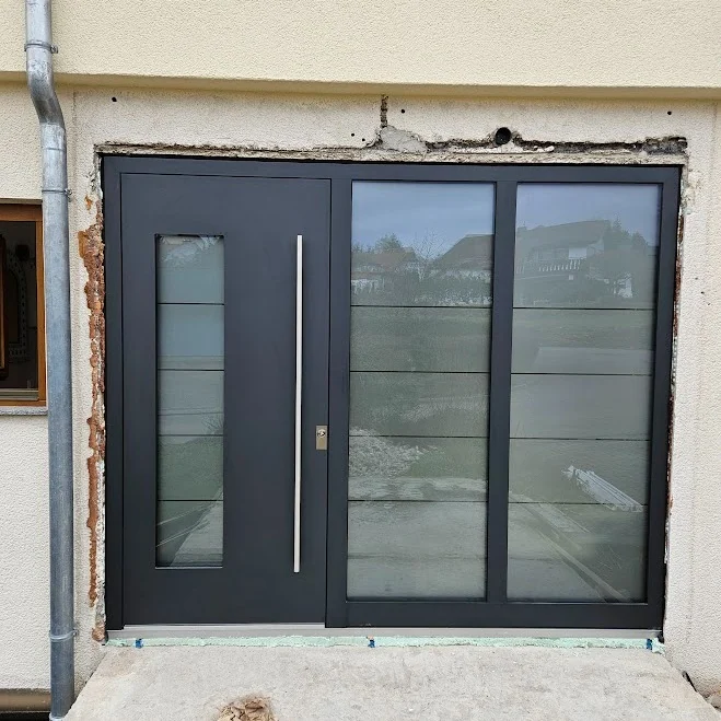 Inotherm Aluminium-Haustür · RAL 7016 Anthrazitgrau · Türblatt mit vertikalem Glasstreifen, quer unterteilt