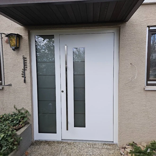 Inotherm Aluminium-Haustür · RAL 9016 Verkehrsweiß · vertikaler Glasstreifen im Türblatt, quer unterteilt