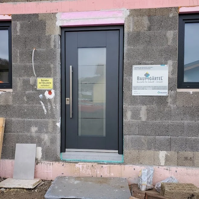 Inotherm Anthrazit mit großem Glasfeld im Rohbau (Neubau)