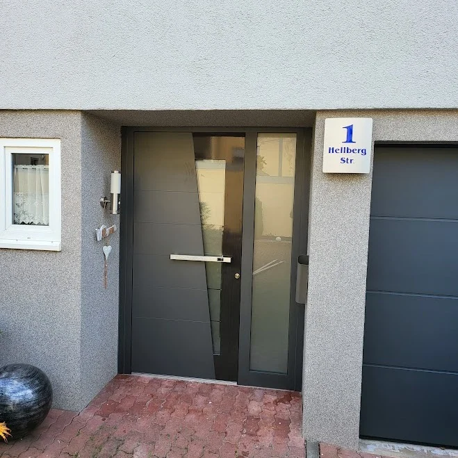 Inotherm Exclusiv Aluminium-Haustür in RAL 7016 Anthrazitgrau mit diagonalem Glasausschnitt und Seitenteil