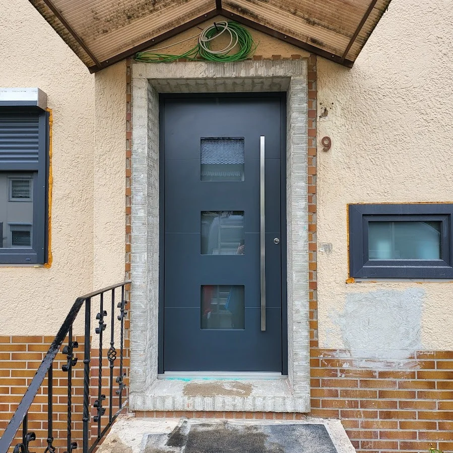 Inotherm Exclusiv Aluminium-Haustür in RAL 7016 Anthrazitgrau mit drei satinierten Glasausschnitten