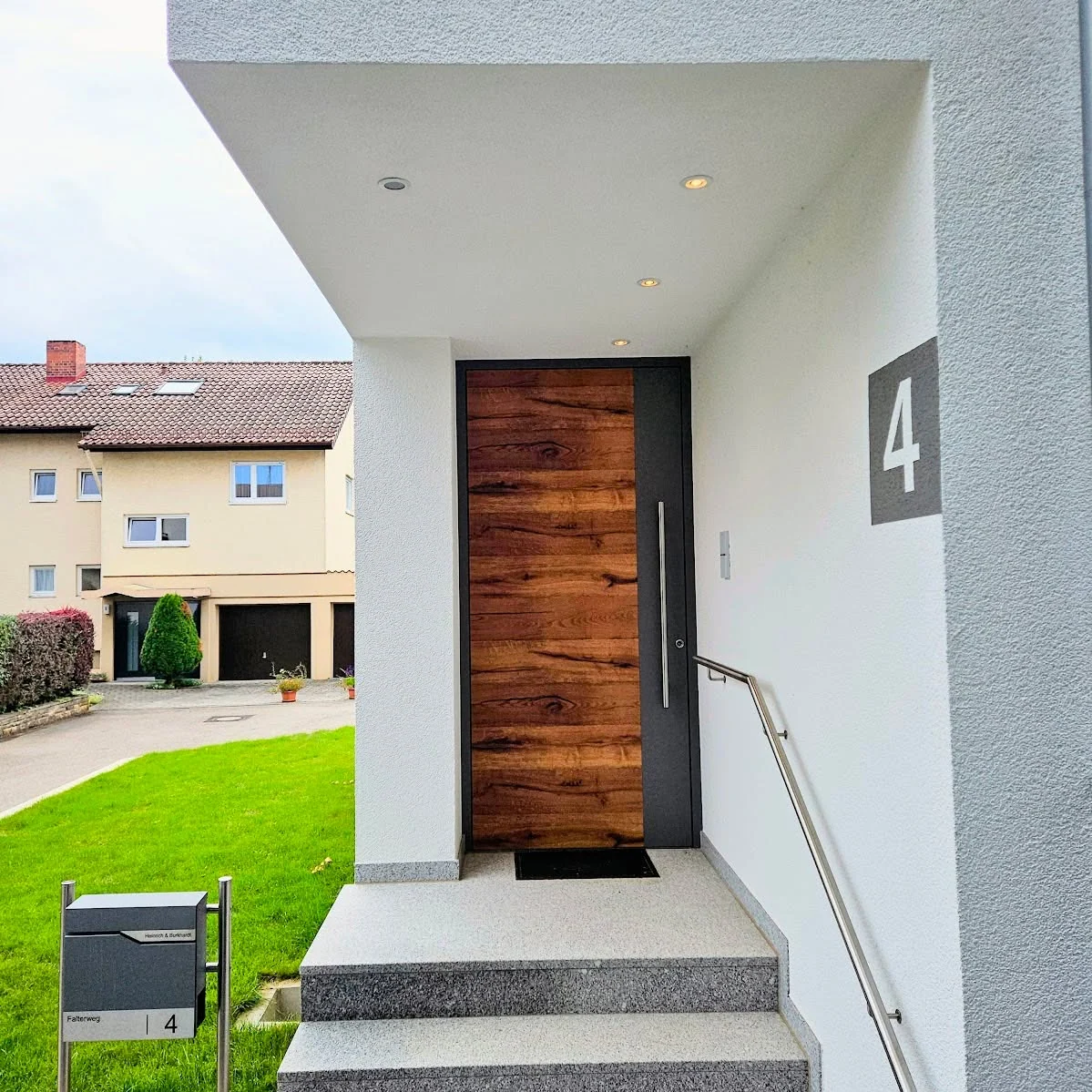 Inotherm Exclusiv Haustür im Altholz-Dekor Split Eiche mit anthrazitem Aluminium-Rahmen