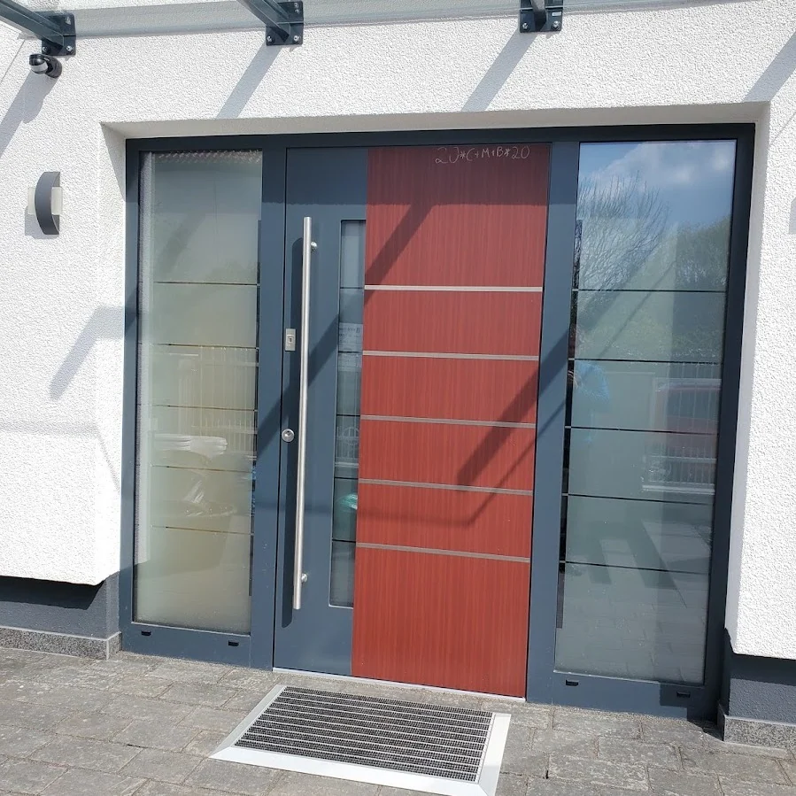 Inotherm Exclusiv in Anthrazit mit rotem Dekorpaneel und Seitenteilen