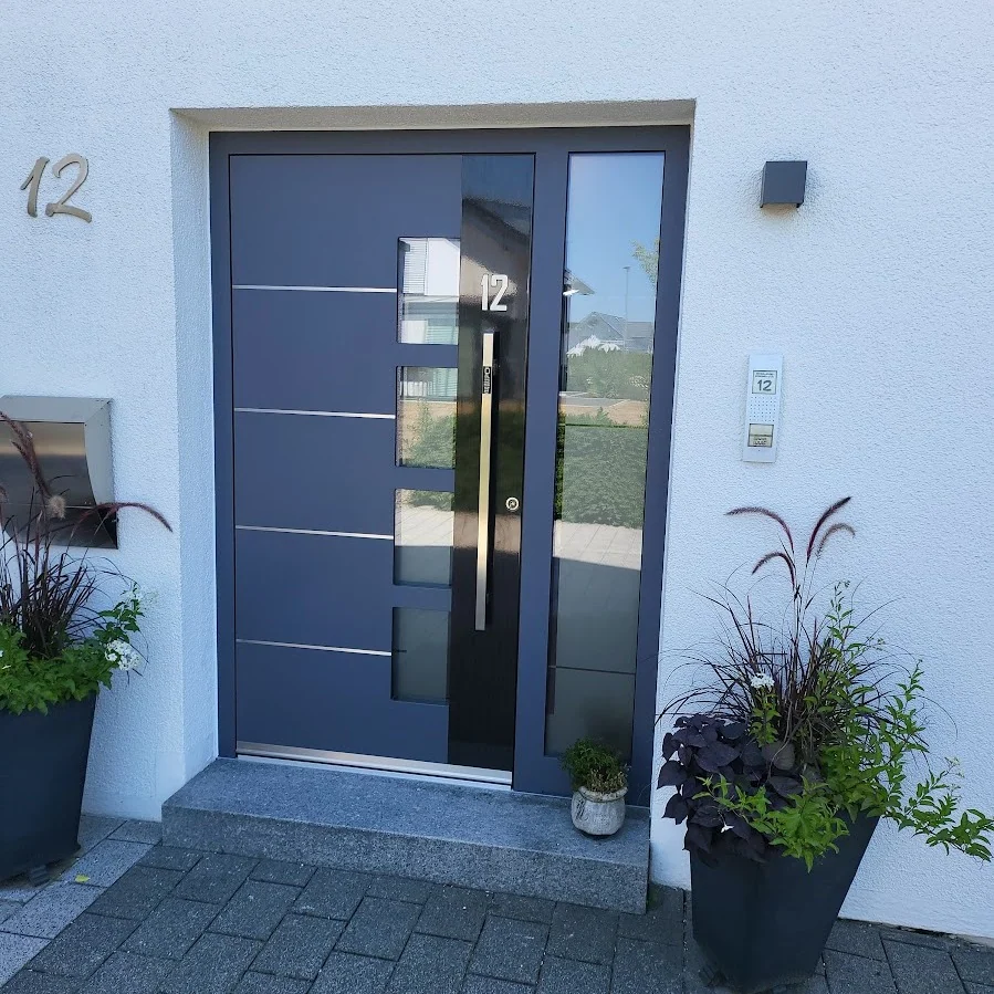 Inotherm Exclusiv in RAL 7016 Anthrazitgrau mit vertikalem Glasstreifen und Edelstahl-Querleisten