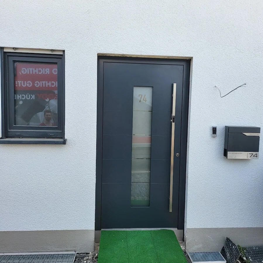 Inotherm Exclusiv in RAL 7016 Anthrazitgrau mit vertikalem Glasstreifen und horizontalen Teilungen