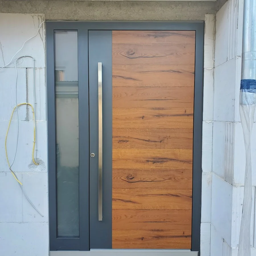 Inotherm Exclusiv in RAL 7016 Anthrazitgrau mit warmem Eiche-Holzdekor